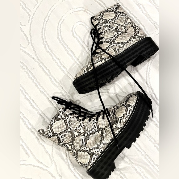 H&M Divided Black and Cream combat boots size 8 - Picture 2 of 3